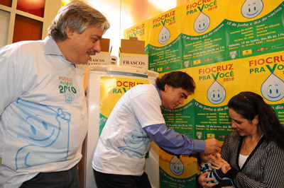  Ministro da Saúde, José Gomes Temporão, e o presidente da Fiocruz, Paulo Gadelha, abrem a primeira etapa da campanha de vacinação contra a poliomielite.  (Foto: Peter Ilicciev)